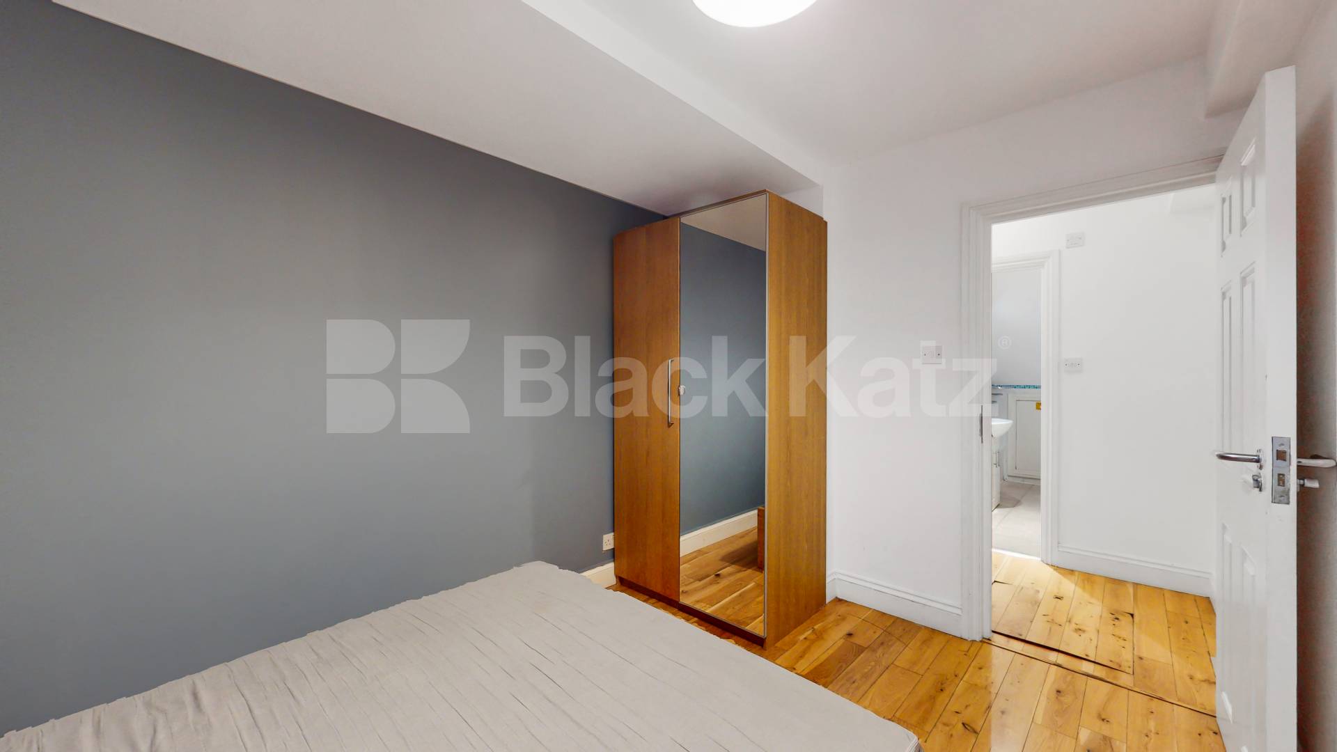 Stylish 3 Bedroom Flat on Quiet Residential Street Rochester Road, Camden